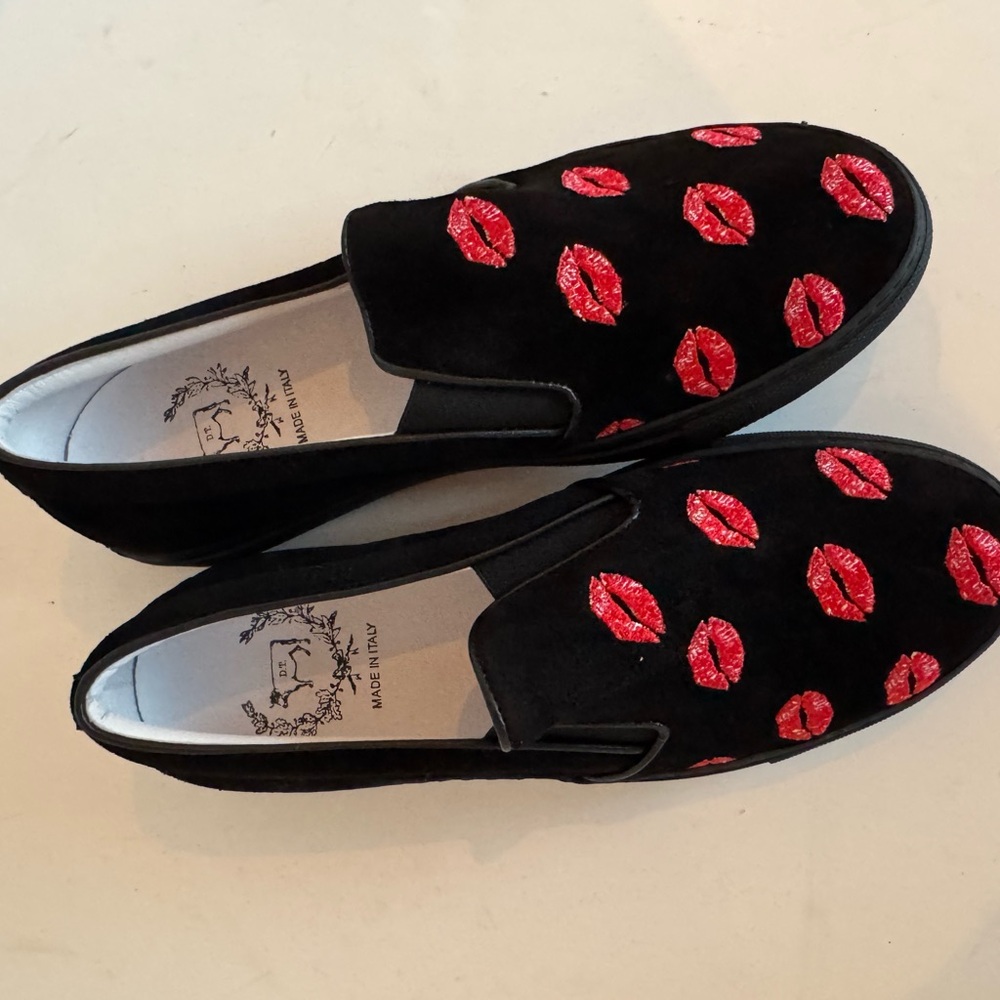 Del Toro Black Loafers with Red Lip Pattern